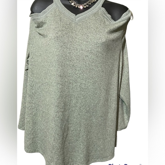 89th + Madison. Gray Cold Shoulder with shimmering silver. 2X - Picture 1 of 4